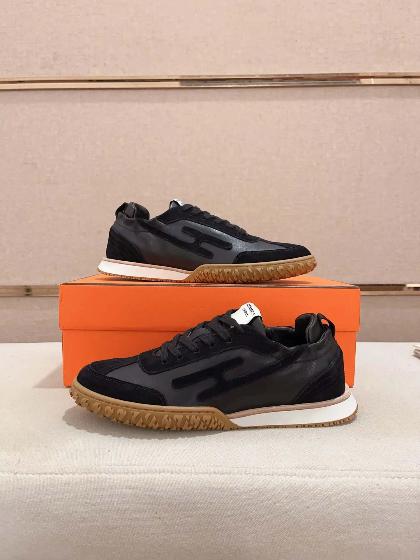 Men's men's shoes 💰: 720💰 Hermes top version # Couple style 💏 24ss casual sneakers Suede goatskin sneakers decorated with contrasting patterns and iconic "H" details, beautifully packaged at the delivery counter 🛍📦 Fabric: suede + cowhide Lining: mixed sheep lining Outsole: original TPU Bottom thickness: 2CM Size: 35-44